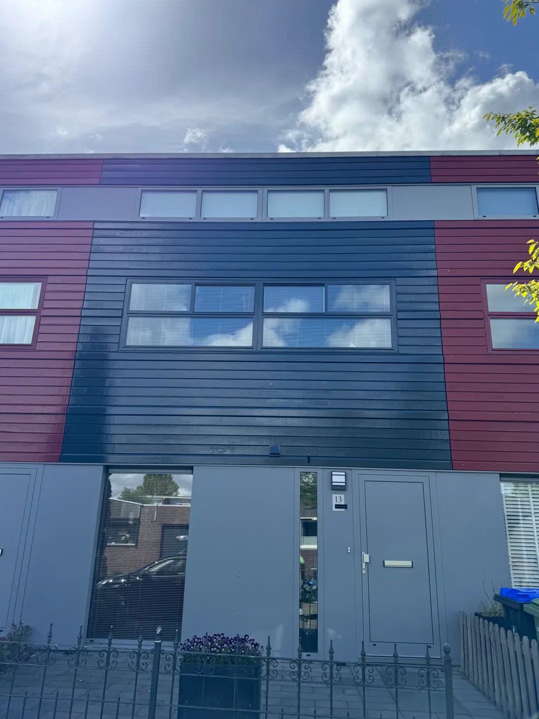Rijwoning aan de Ruischerwaard in Groningen met houten gevelbekleding in RAL 7021 zwartgrijs